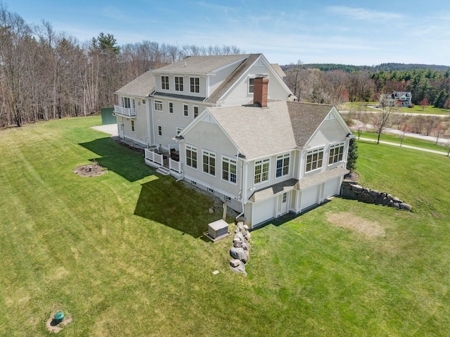 birds eye view of property featuring a forest view