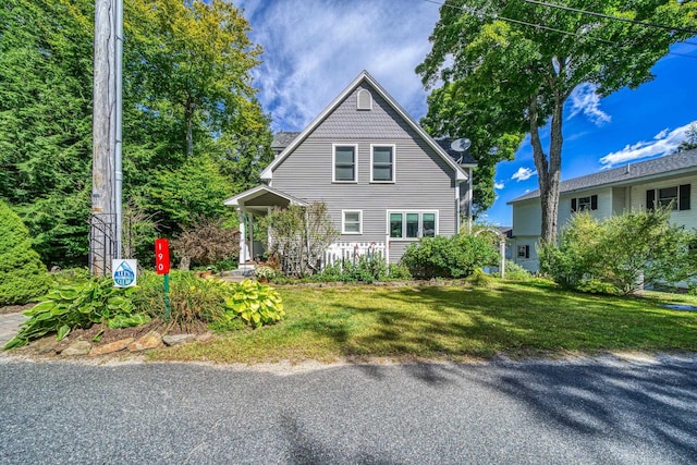 view of front of property featuring a front yard