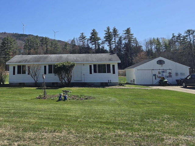 view of front of home featuring an outbuilding and a front yard