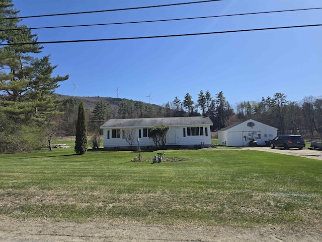 view of front of property featuring a front yard