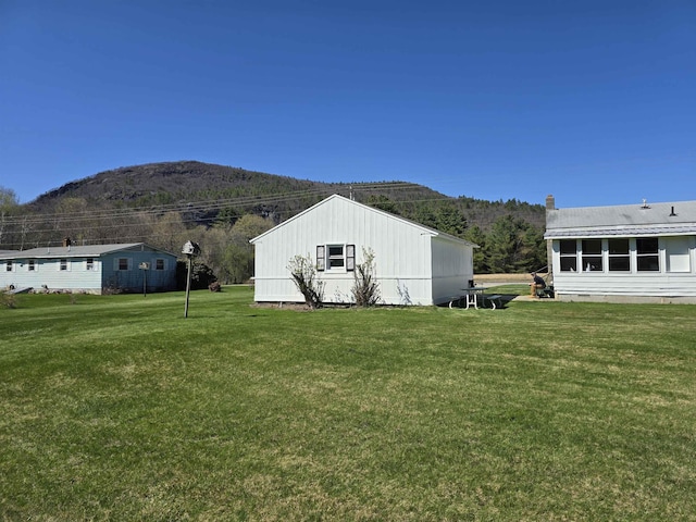 view of yard featuring a mountain view
