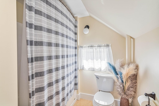 bathroom featuring baseboards, lofted ceiling, toilet, and a shower with curtain