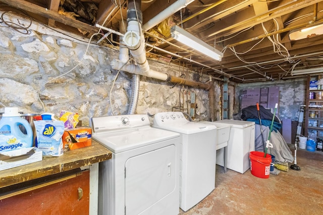 laundry room with laundry area and washing machine and dryer
