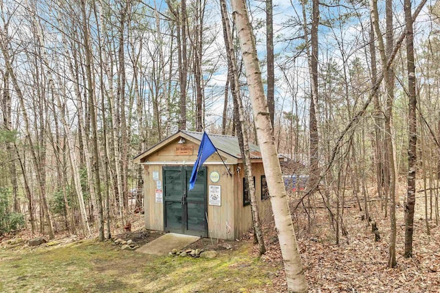 view of outdoor structure featuring an outbuilding