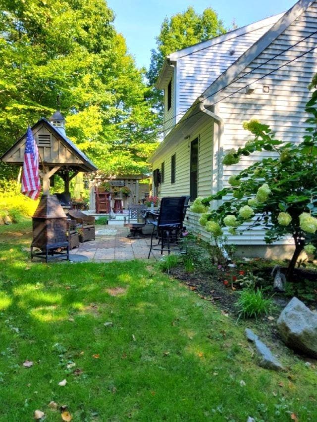view of yard featuring a patio