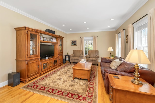 living area featuring light wood-style floors, baseboards, ornamental molding, and recessed lighting