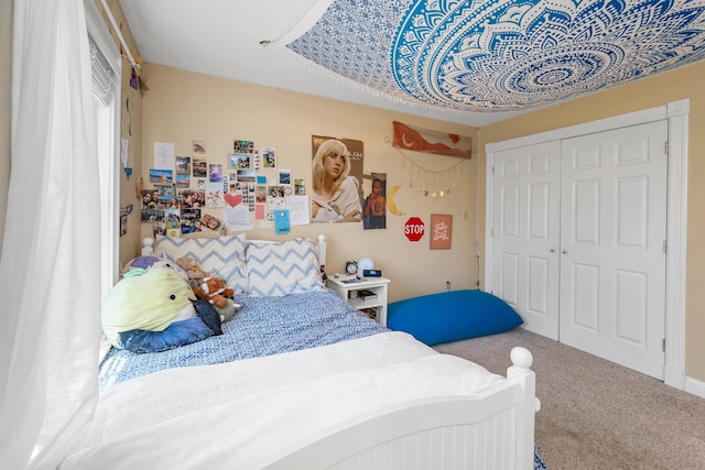 bedroom featuring carpet flooring and a closet