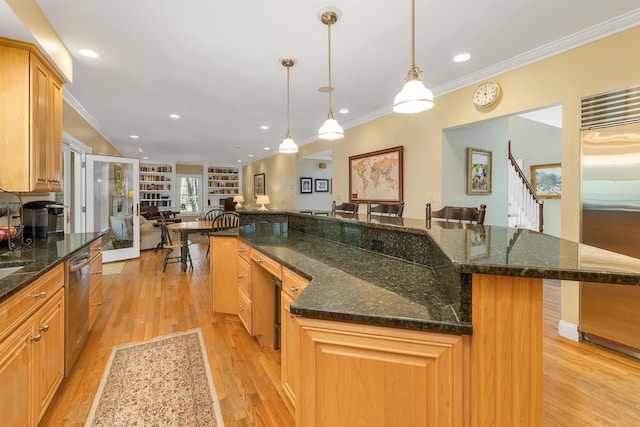 kitchen featuring crown molding, appliances with stainless steel finishes, open floor plan, recessed lighting, and light wood-style flooring