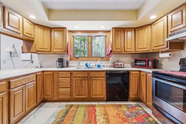 kitchen featuring decorative backsplash, under cabinet range hood, stainless steel electric stove, a sink, and dishwasher