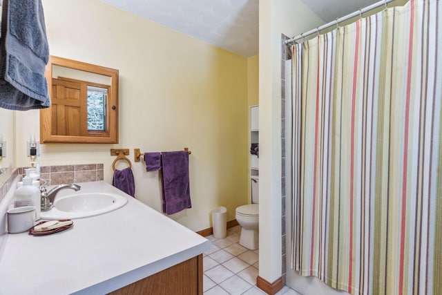 full bathroom featuring vanity, toilet, baseboards, a shower with shower curtain, and tile patterned floors