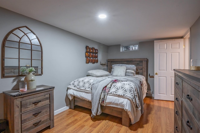 bedroom featuring light wood-style floors, recessed lighting, and baseboards