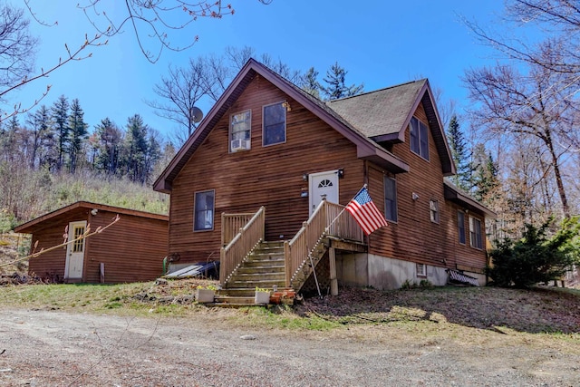 chalet / cabin with roof with shingles