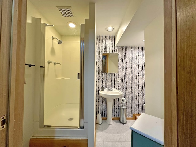full bathroom featuring visible vents, a sink, and a stall shower