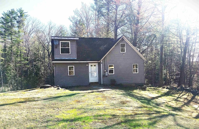 view of front of home featuring a front lawn