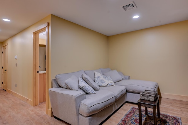 living area featuring light wood-style floors, recessed lighting, baseboards, and visible vents