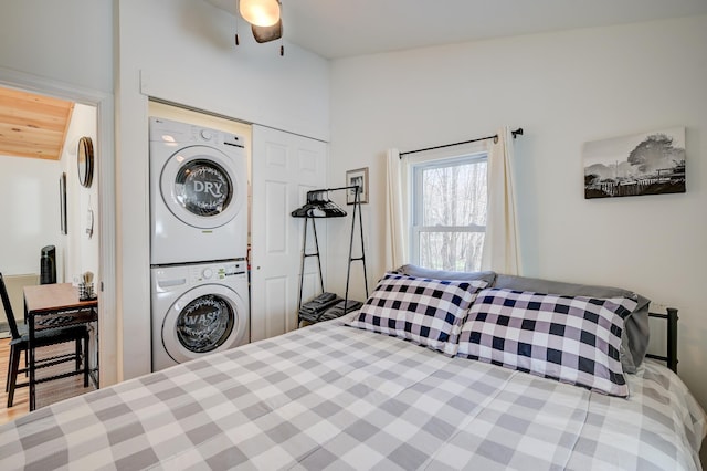 washroom with laundry area and stacked washer and clothes dryer