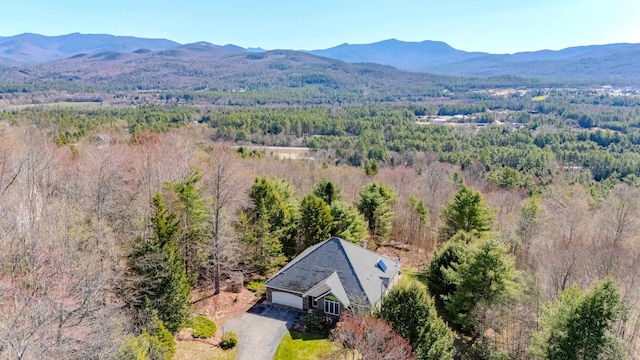 birds eye view of property featuring a mountain view and a forest view