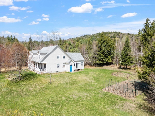 birds eye view of property featuring a forest view