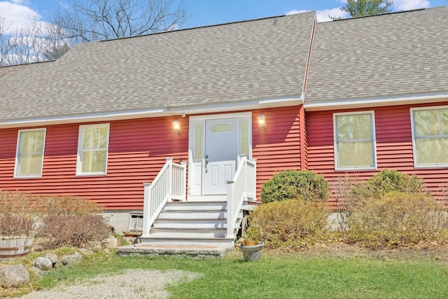 chalet / cabin with roof with shingles