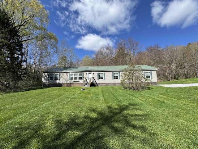 view of front of property featuring a front lawn