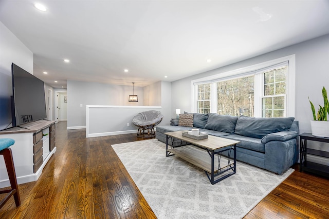 living room with dark wood-style flooring, recessed lighting, and baseboards