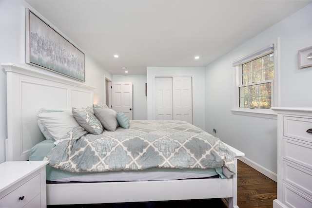 bedroom featuring recessed lighting, baseboards, dark wood-style floors, and a closet