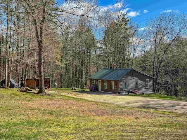 view of yard featuring a forest view