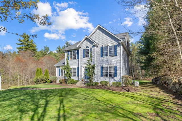 view of front of property featuring a front lawn