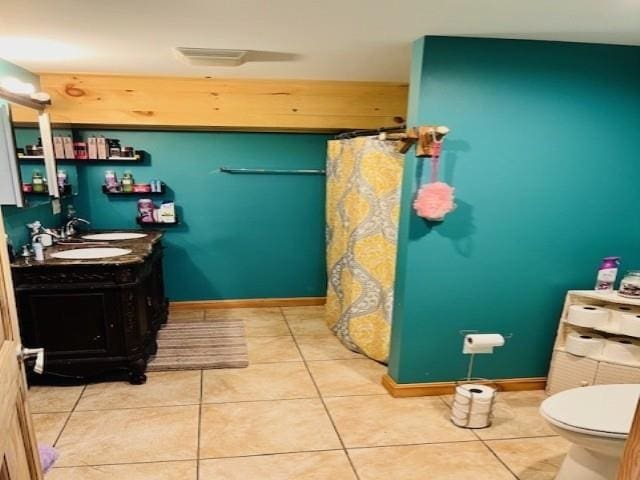 full bath featuring vanity, curtained shower, toilet, baseboards, and tile patterned floors