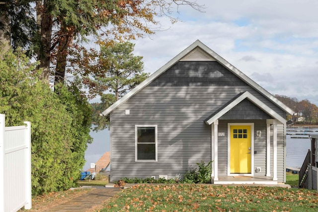 bungalow featuring fence