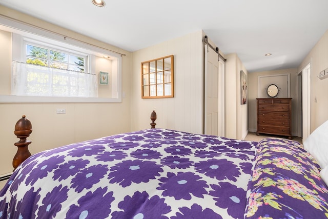 bedroom featuring a barn door