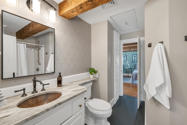 full bathroom featuring vanity, toilet, baseboards, decorative backsplash, and visible vents