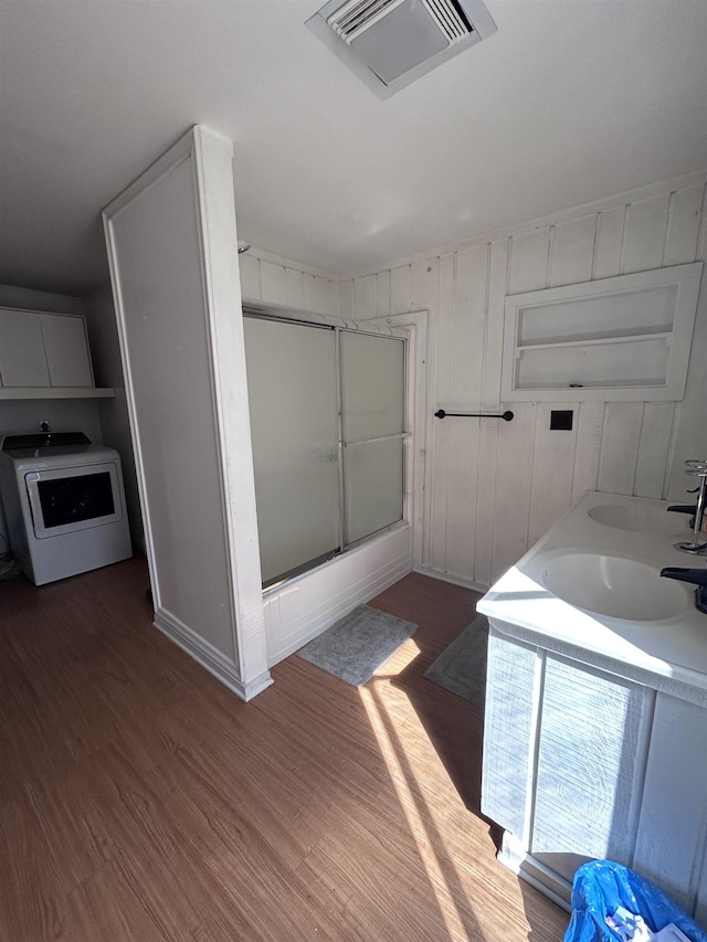 full bath featuring visible vents, a sink, washer / clothes dryer, and wood finished floors