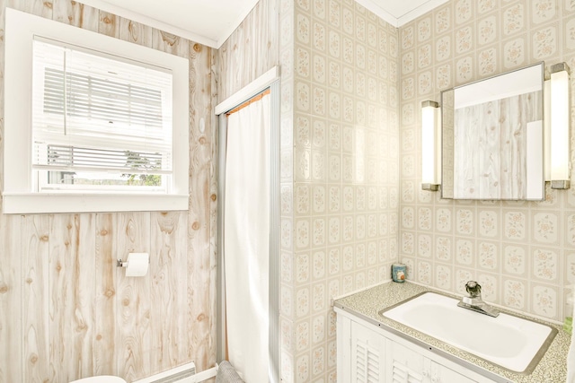 full bathroom featuring a shower with shower curtain and vanity