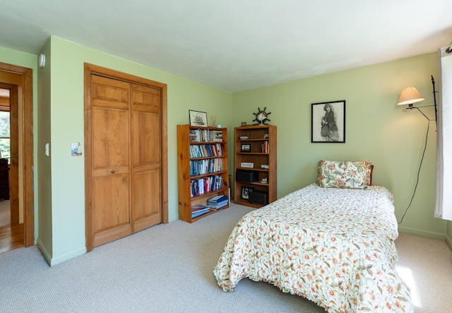 bedroom featuring carpet floors, baseboards, and a closet