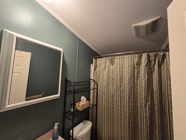 bathroom featuring visible vents, ornamental molding, a shower with shower curtain, and toilet