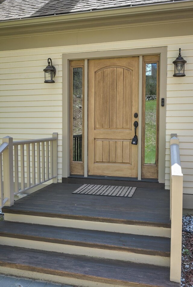 doorway to property with covered porch