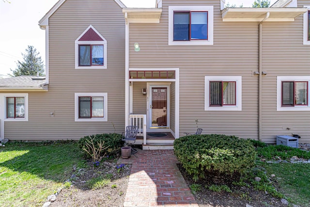 view of front of home featuring a front yard
