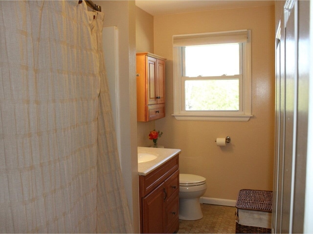 full bath featuring a shower with curtain, baseboards, vanity, and toilet