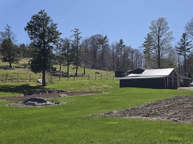 view of yard featuring fence and an outbuilding