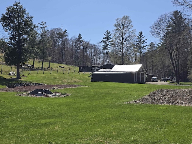view of yard featuring an outbuilding