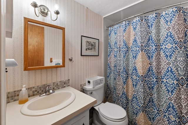 full bathroom with a shower with curtain, backsplash, vanity, toilet, and wallpapered walls