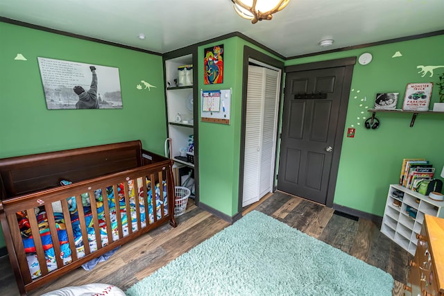 bedroom with baseboards, a closet, and wood finished floors