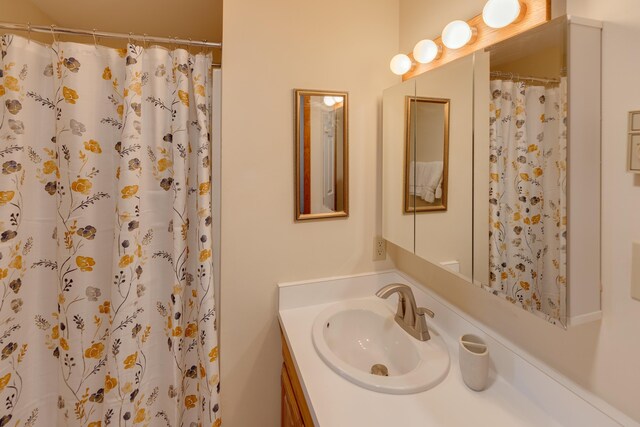 full bath featuring vanity and a shower with curtain