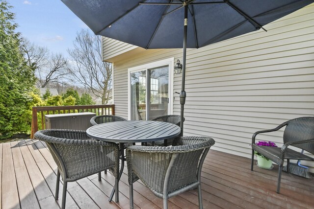 deck with outdoor dining space