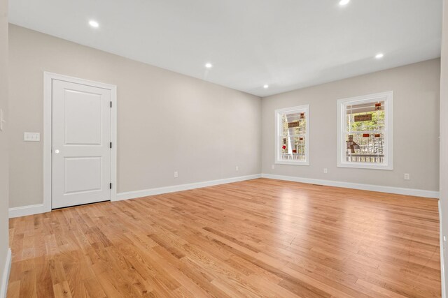 empty room featuring light wood-style floors, recessed lighting, and baseboards