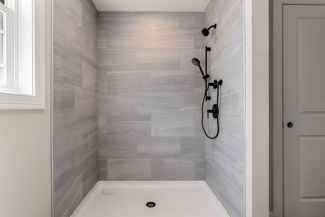 bathroom featuring tiled shower