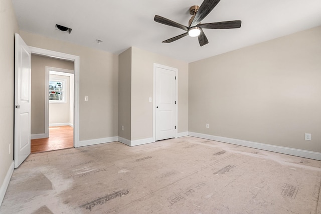 unfurnished bedroom featuring a ceiling fan and baseboards