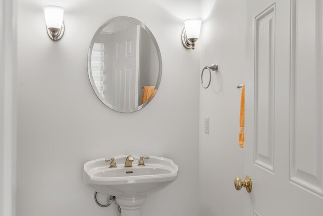bathroom featuring a sink