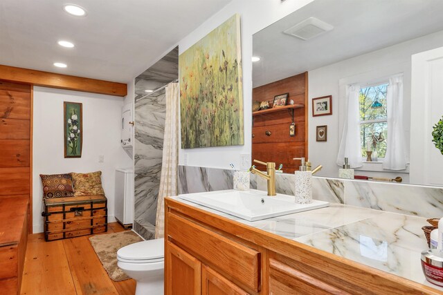 full bath with vanity, hardwood / wood-style floors, toilet, a shower with shower curtain, and recessed lighting